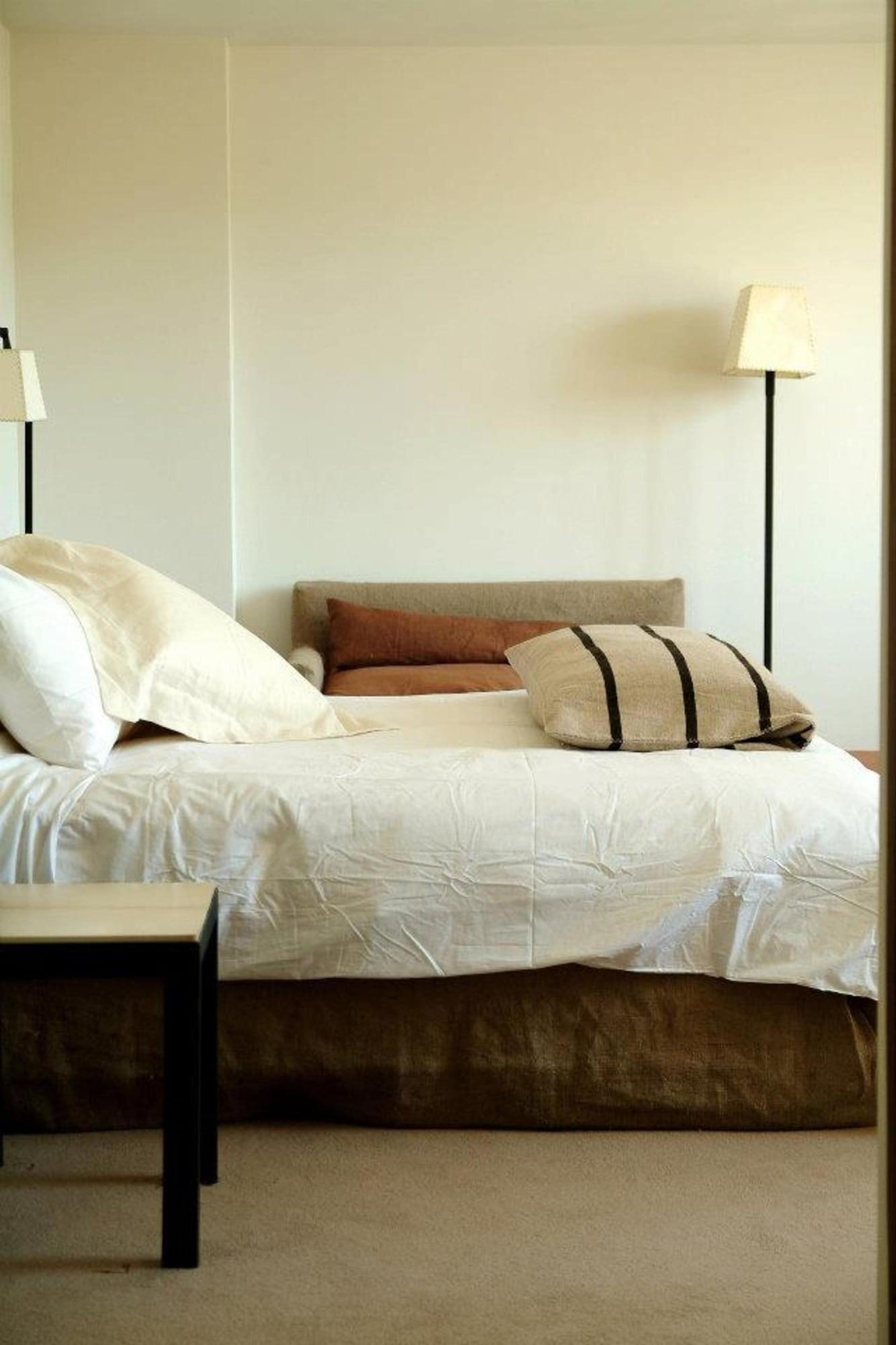 Enjoy Puerto Varas Ngoại thất bức ảnh A bed with a bed frame
