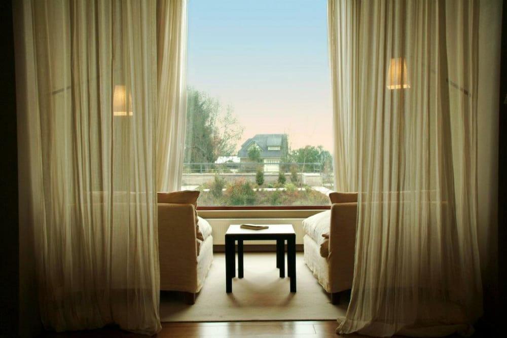 Enjoy Puerto Varas Ngoại thất bức ảnh A view from a room at the Taj Mahal Palace