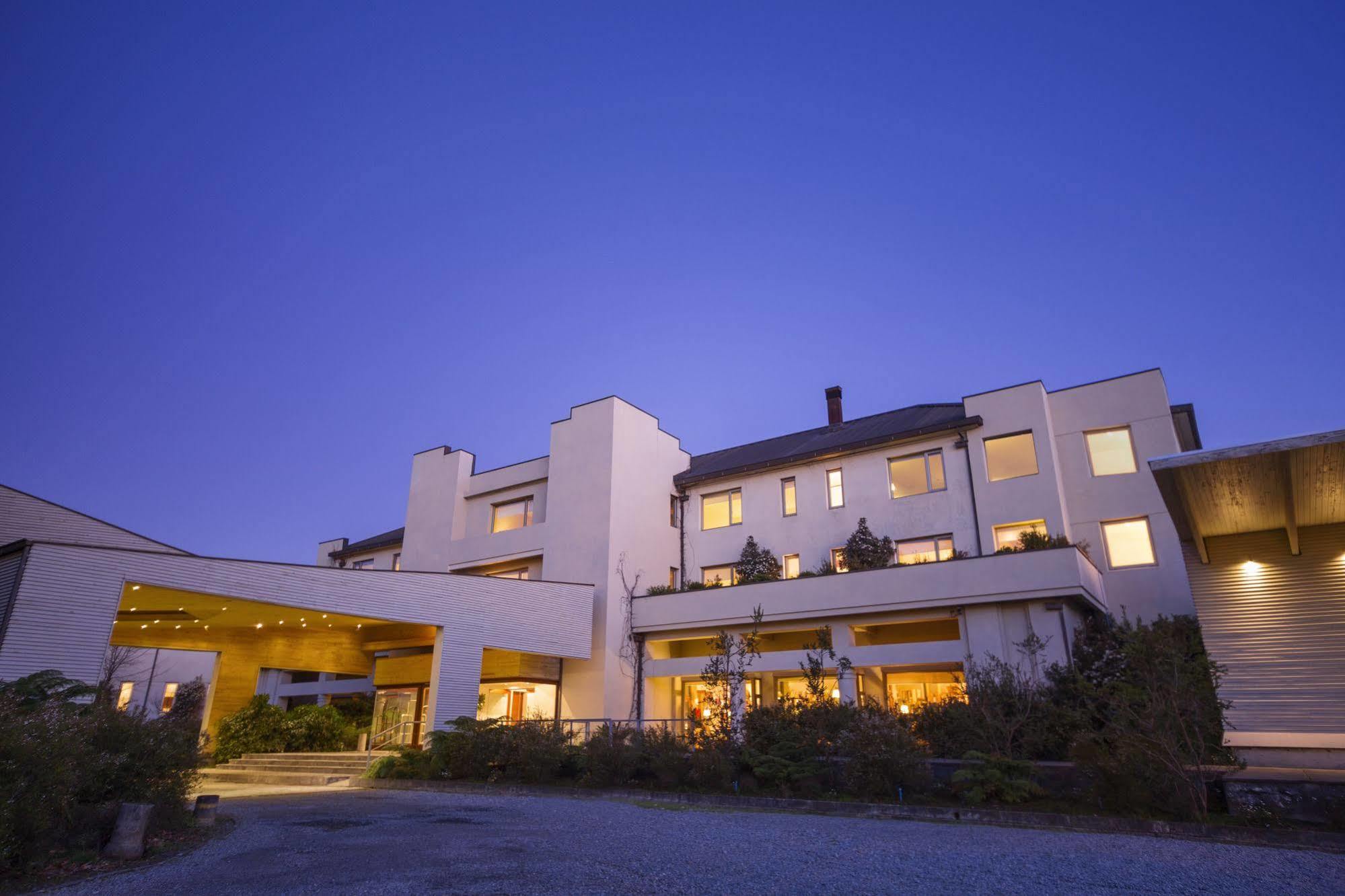 Enjoy Puerto Varas Ngoại thất bức ảnh The hotel at night