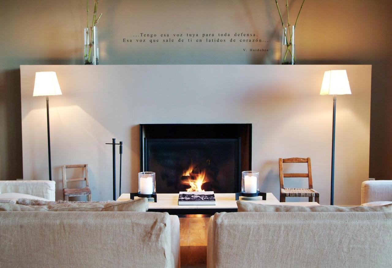 Enjoy Puerto Varas Ngoại thất bức ảnh A fireplace in a living room